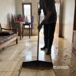 Rumah kebanjiran: cara membersihkan rumah dan barang setelah air surut