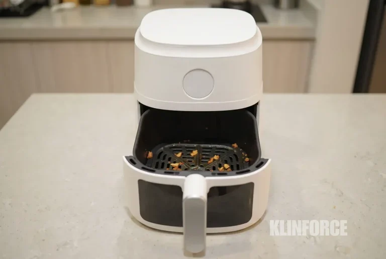 Keranjang air fryer berminyak dengan sisa kerak gorengan