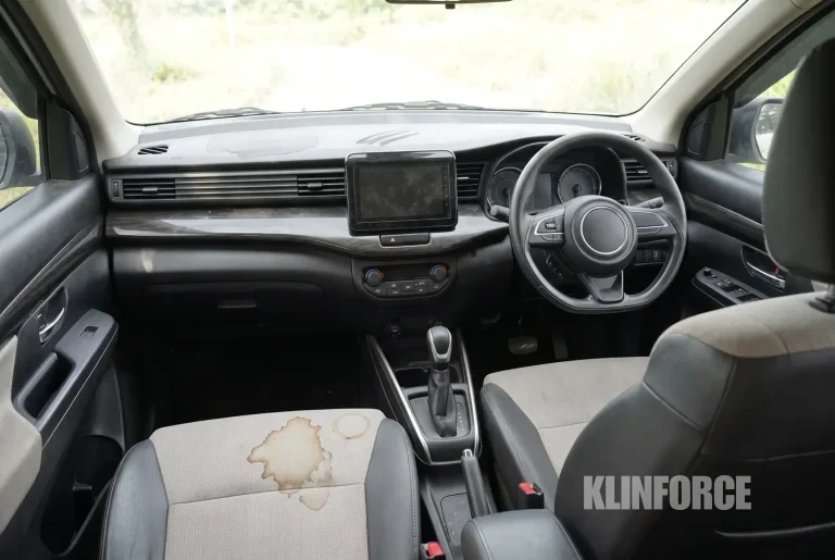 Jok dan dasbor mobil dengan debu dan noda tumpahan minuman